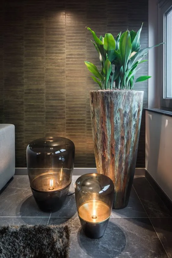 VASES & ARTWORK