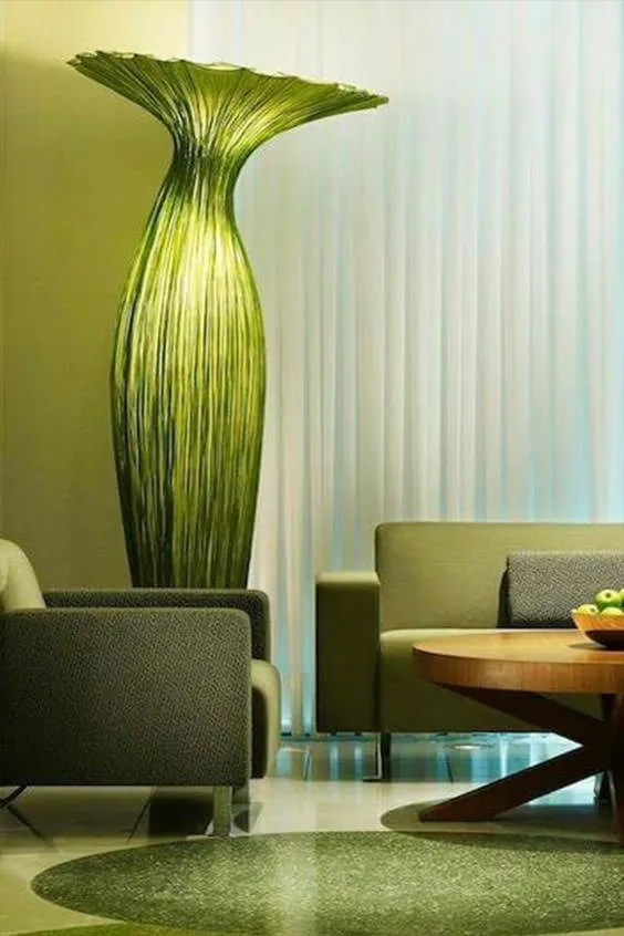 VASES & ARTWORK